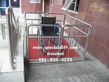 ลิฟท์ (Lift) ยกคนชราหรือคนพิการ Lift the elderly or the disabled.
